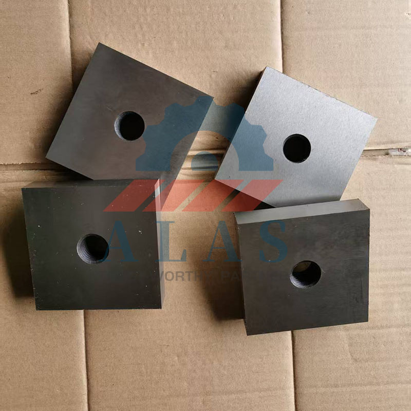 1-Hole Square Hydraulic Shear Blade Blocks Four pieces of square hydraulic shear blade blocks with a single mounting hole for rebar cutters