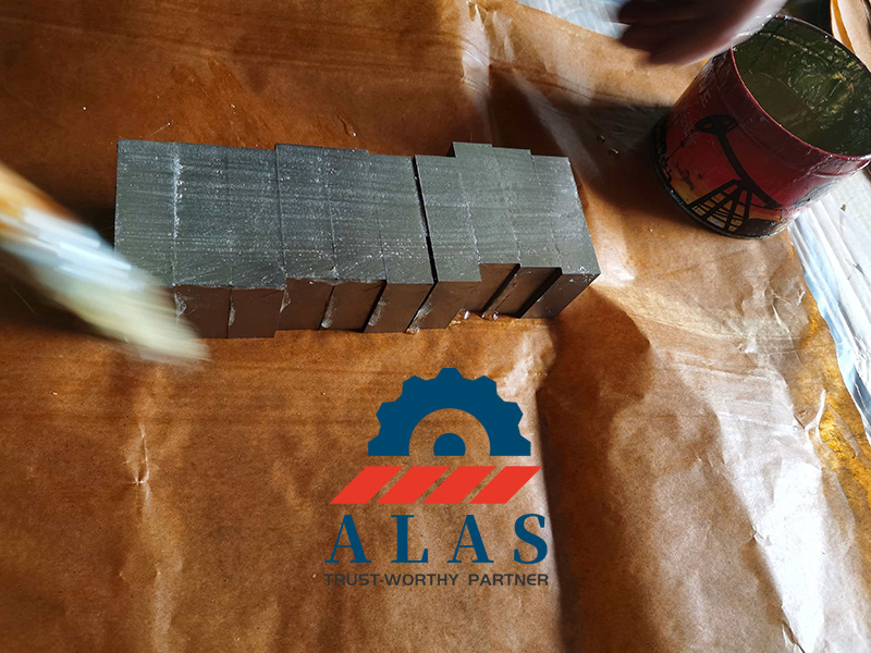 ALAS Industrial Tool Anti-Rust Coating Treatment ALAS rebar blades undergoing anti-rust oiling process before packaging