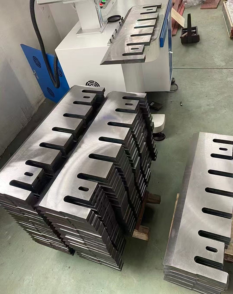 AlasMachinery Mass Production of Premium Chipper Knives Batch production of heavy-duty A8B steel wood chipper blades stacked neatly in the AlasMachinery manufacturing workshop