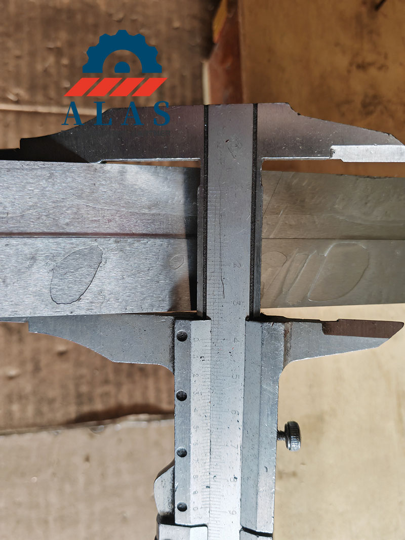 ALAS Strict Dimensional Quality Control Strict calipers thickness measurement verifying the ±0.02 mm precise grinding tolerance of metal shear blades