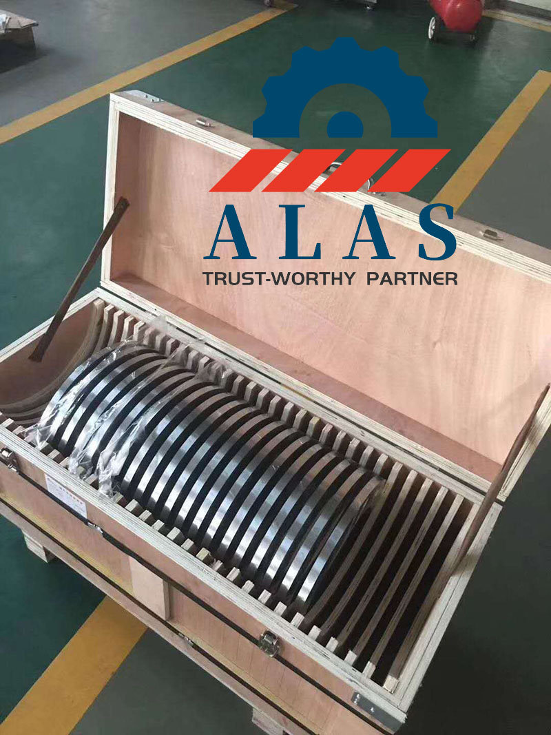 ALAS Safe Export Packaging for Circular Slitter Knives Custom rotary slitter blades secured in a heavy-duty custom export wooden box packaging with safety partition slots to prevent chipping during transit
