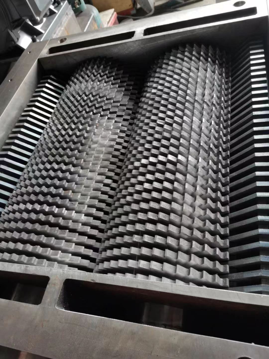 double-shaft-shredder-blades-inside-cutting-chamber-01