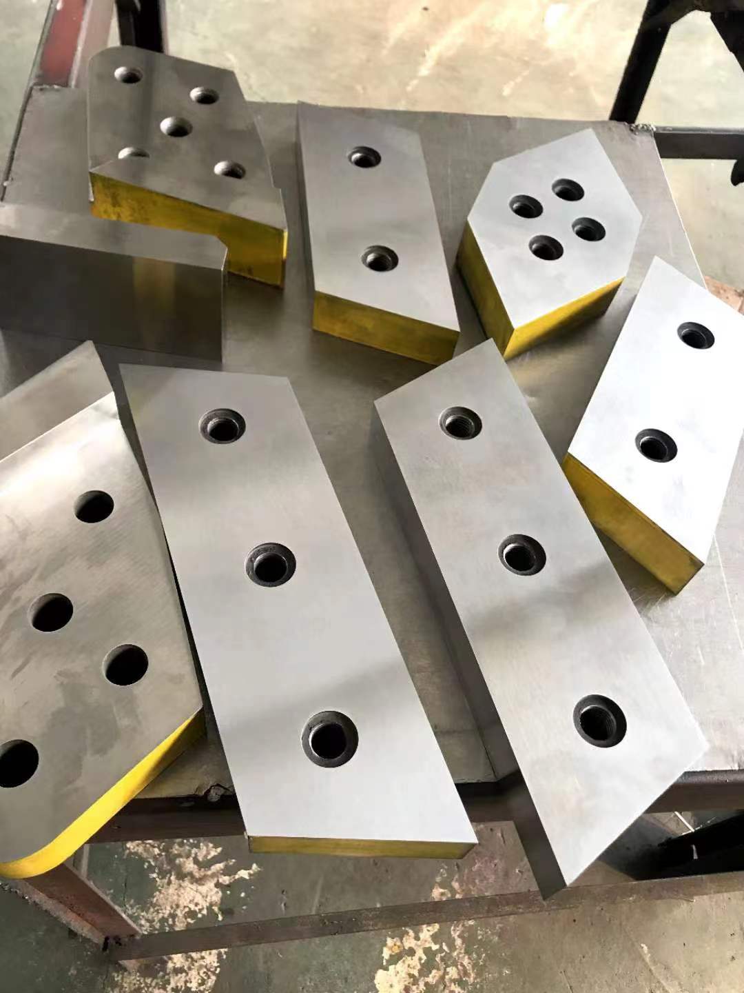 Various blade shapes of flying shears for rolling mills