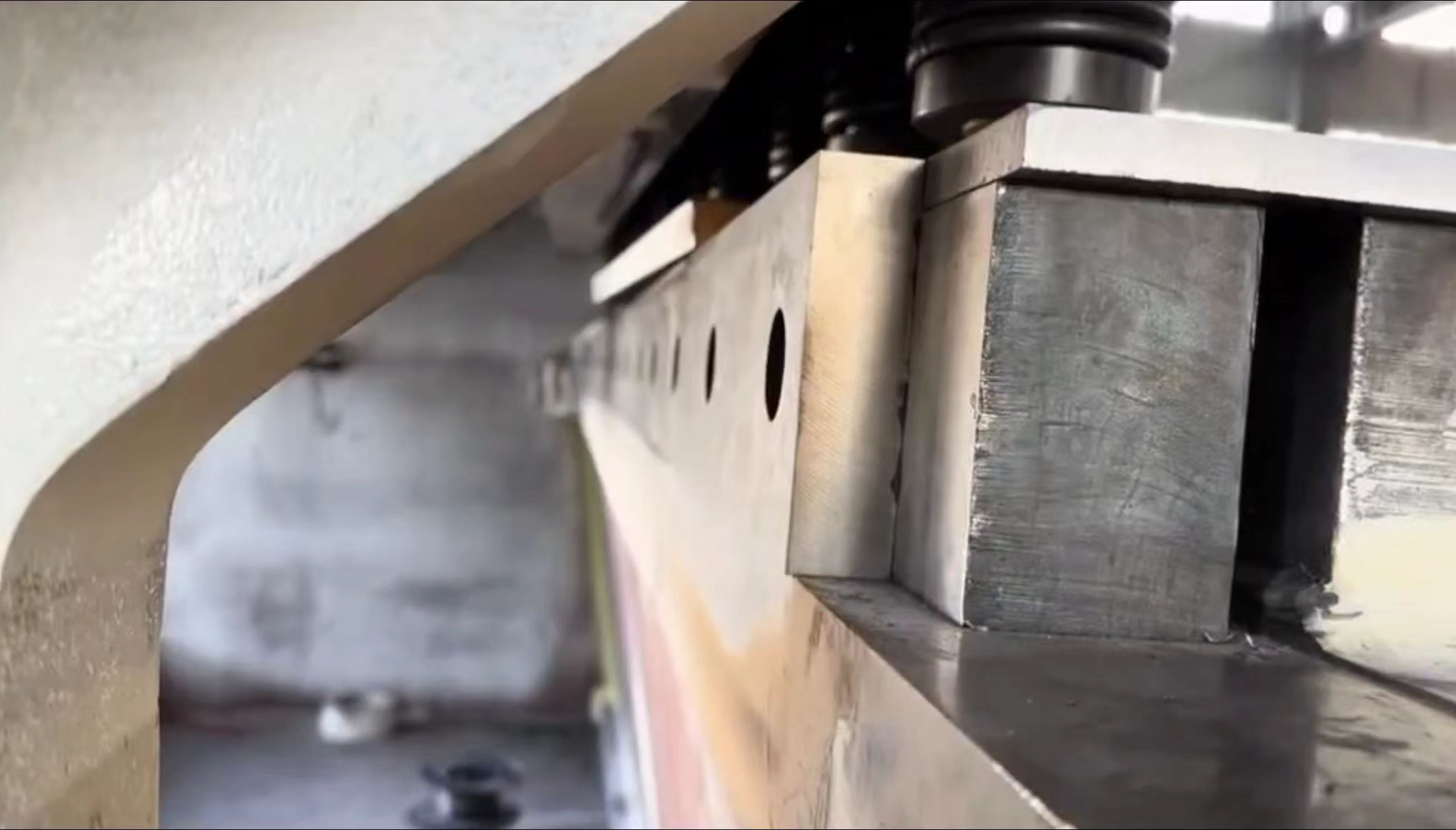 shearing-machine-blade-installation-position