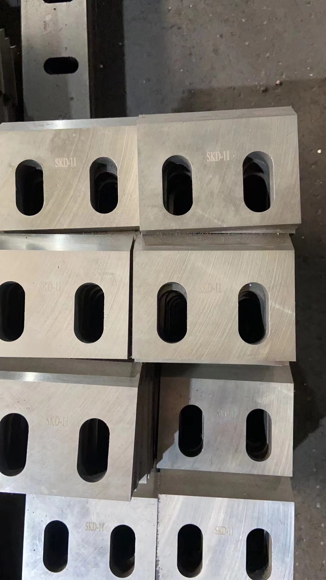 skd11-steel-plastic-crusher-blades-stack