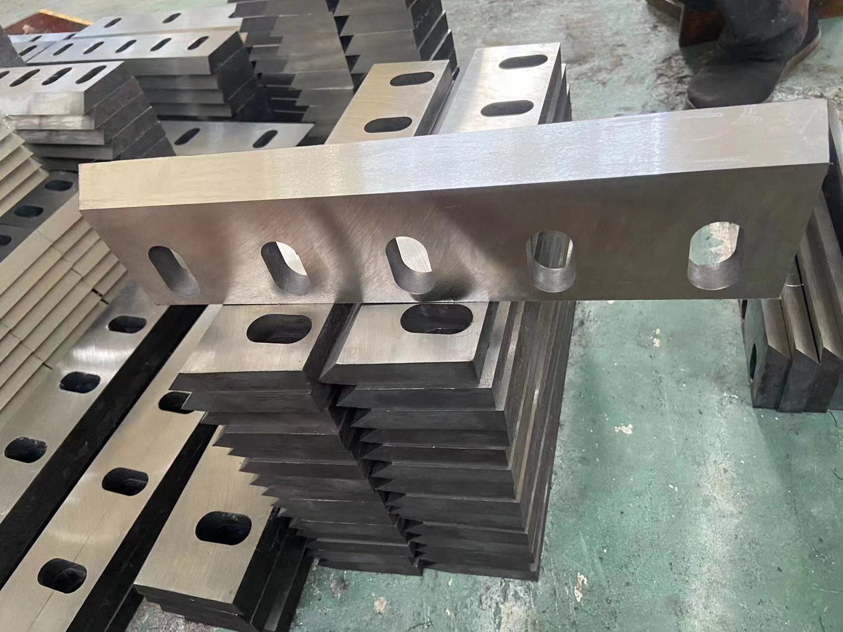 crusher-blade-cutting-edge-detail-hchcr-steel-02