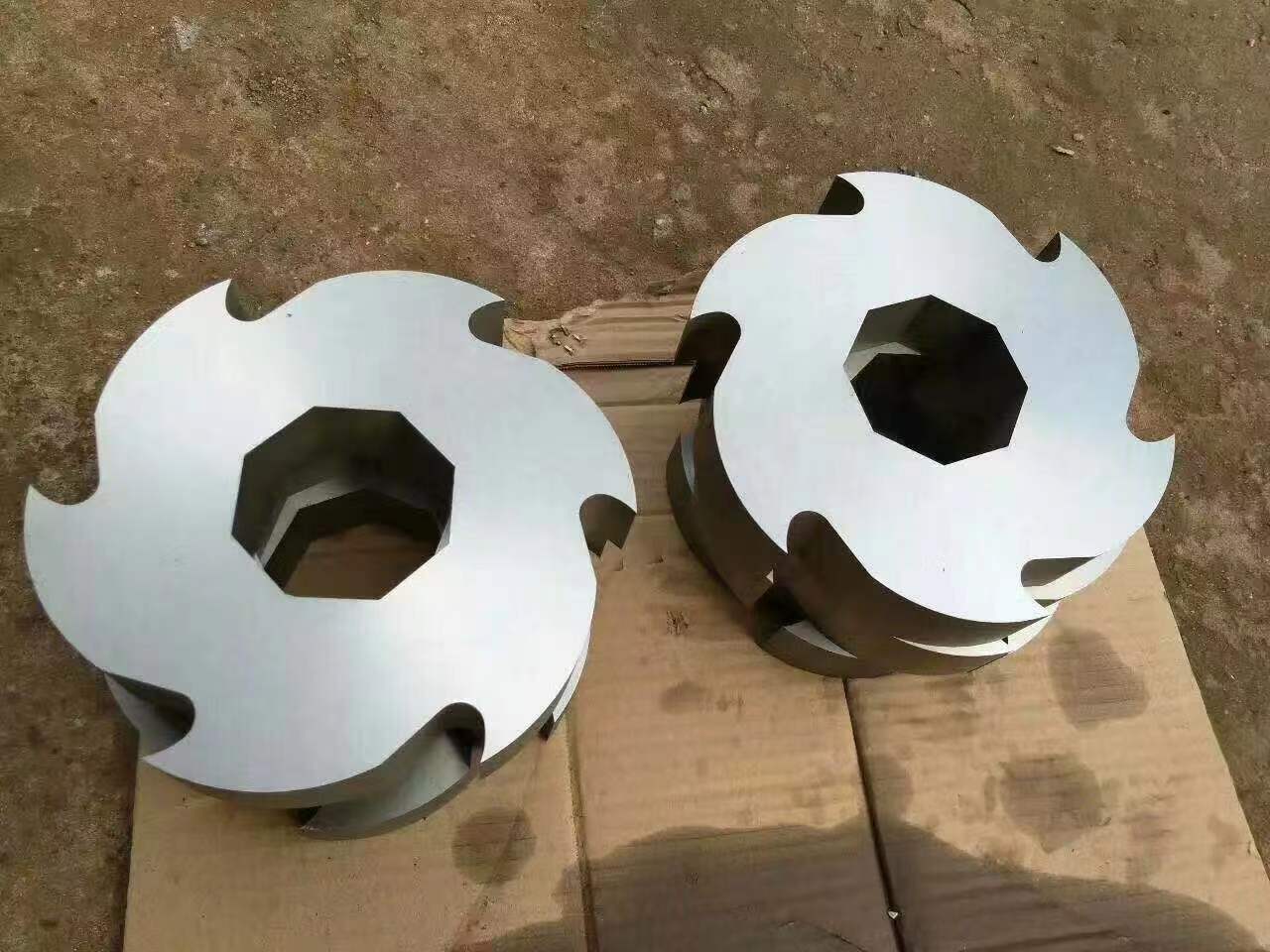 Dual shaft shredder blade