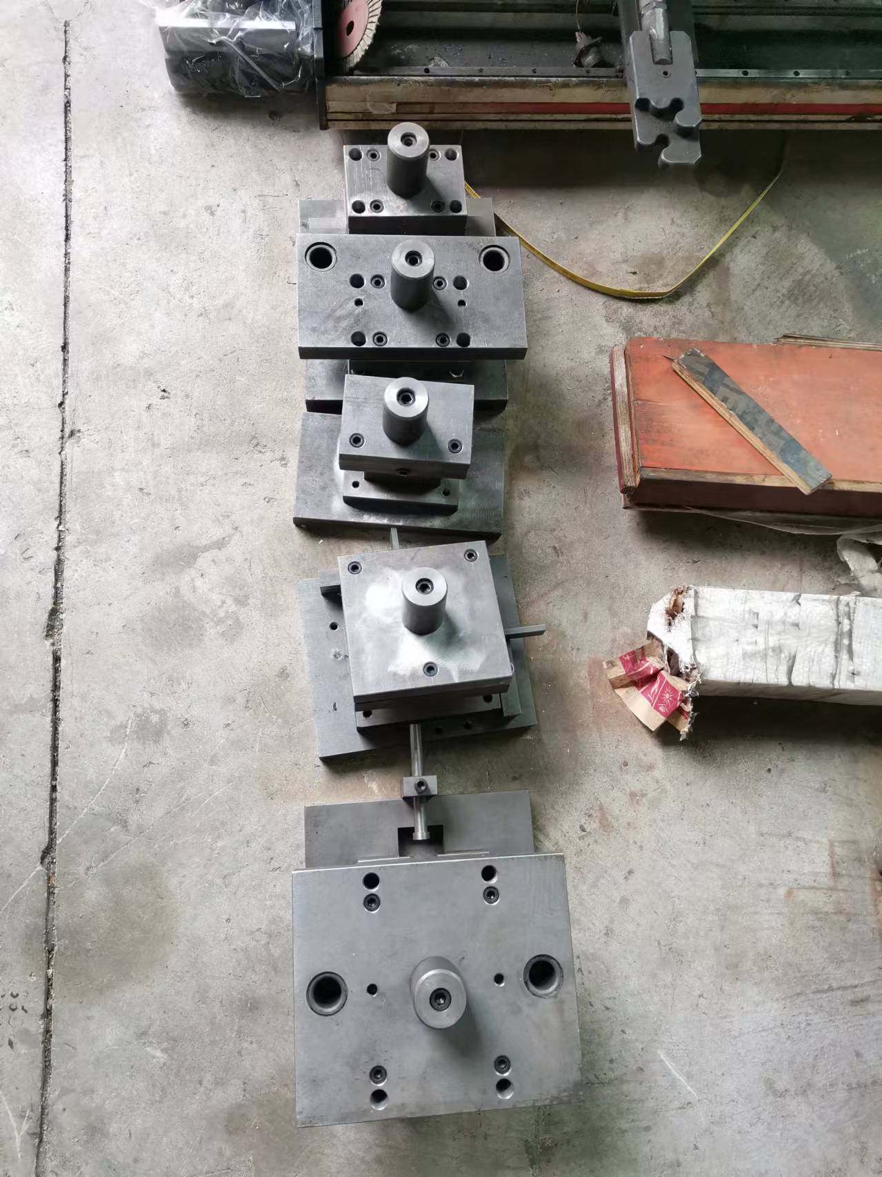 multi-station-progressive-punching-die multi-station-progressive-punching-die