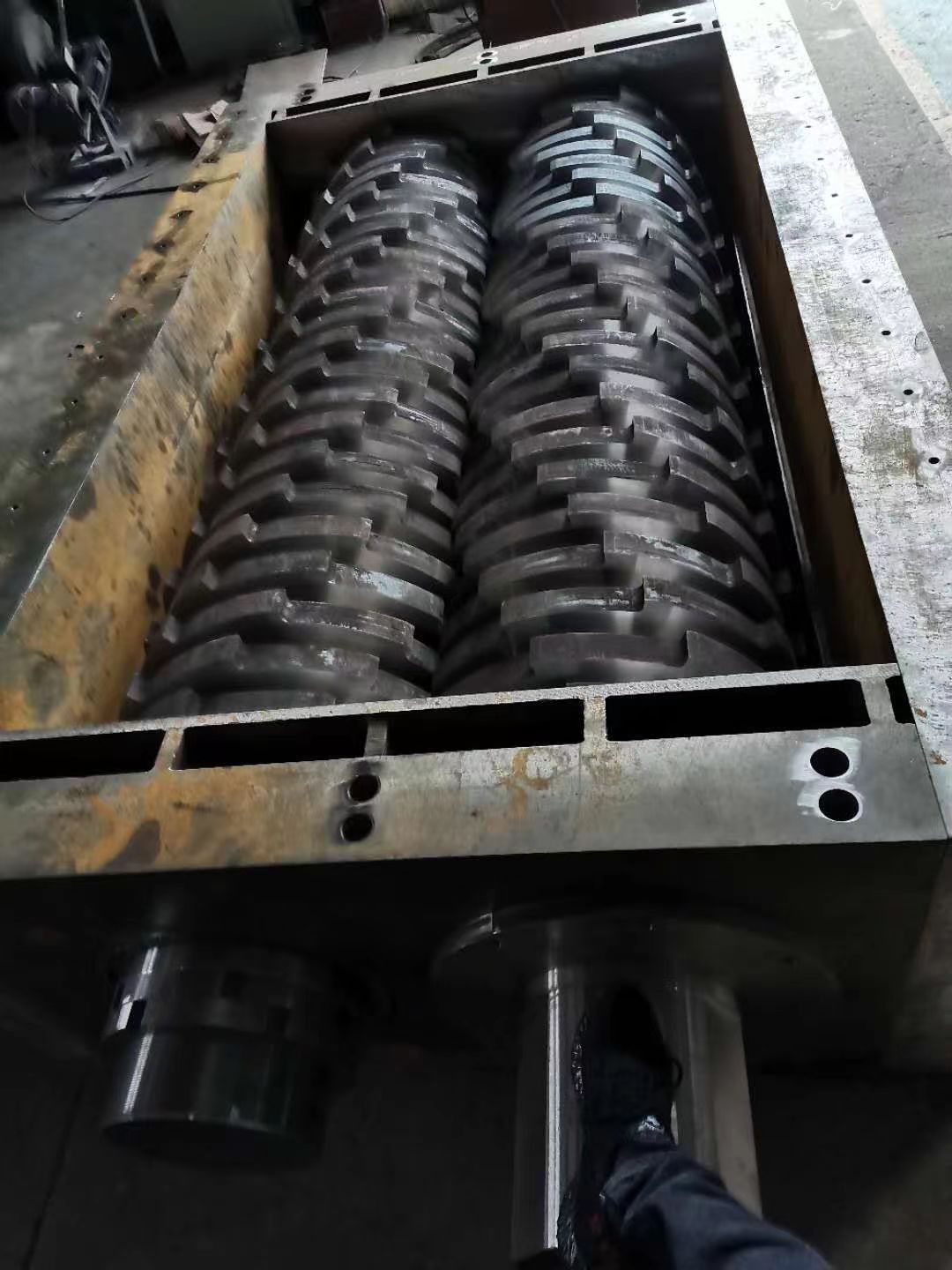 double-shaft-shredder-blades-inside-cutting-chamber-02