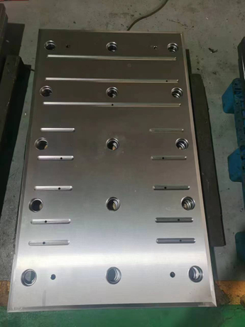 Precision ground sliding plate for rolling mill housing