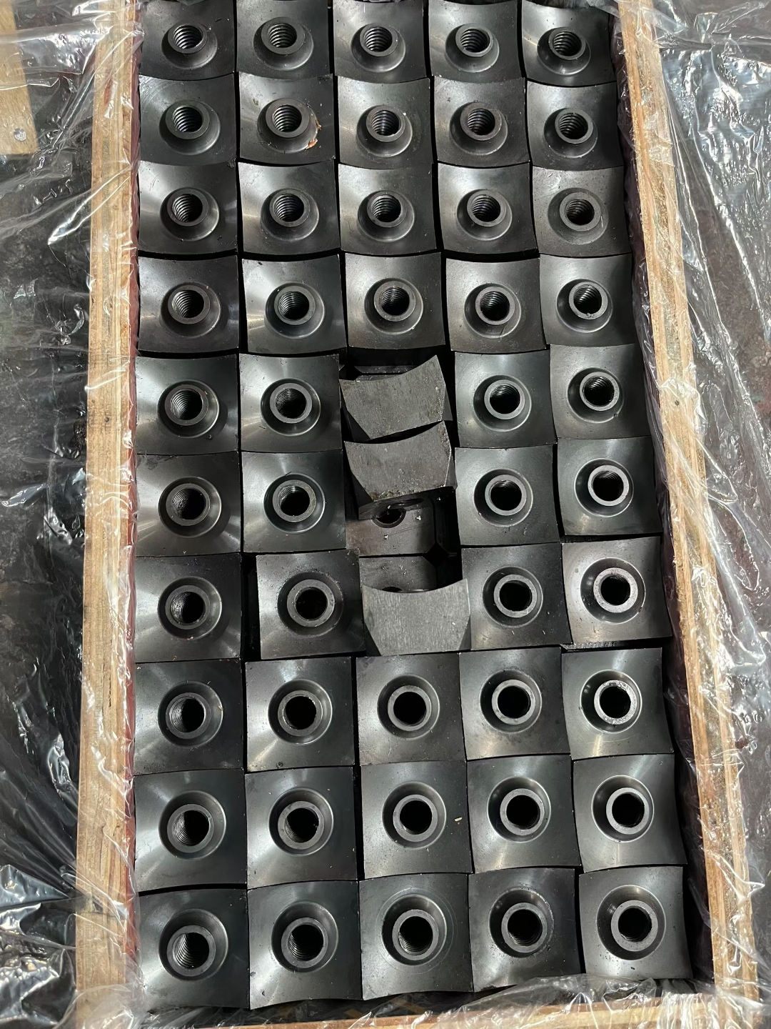 single-shaft-shredder-blades-in-wooden-box-04