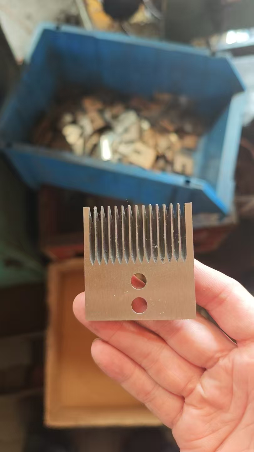 Toothed Knife for Tire Shaving