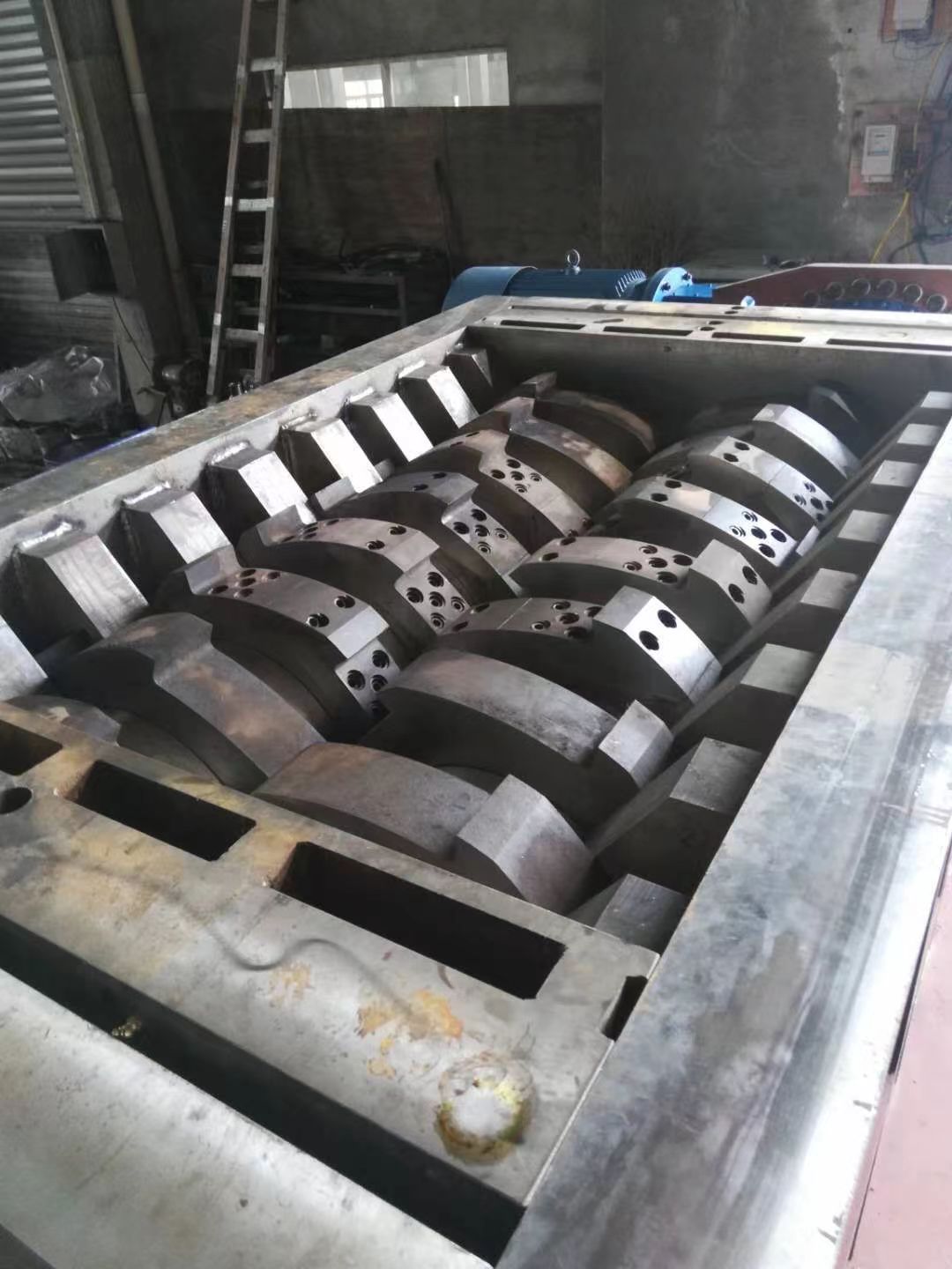 Dual-shaft shredder blades (13)