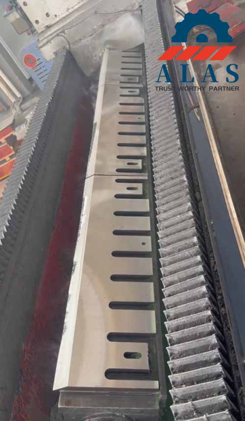 Industrial wet grinding process for restoring wood chipper knives cutting edge
