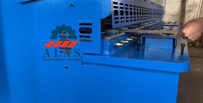 Industrial hydraulic guillotine shear for flat sheet metal blanking