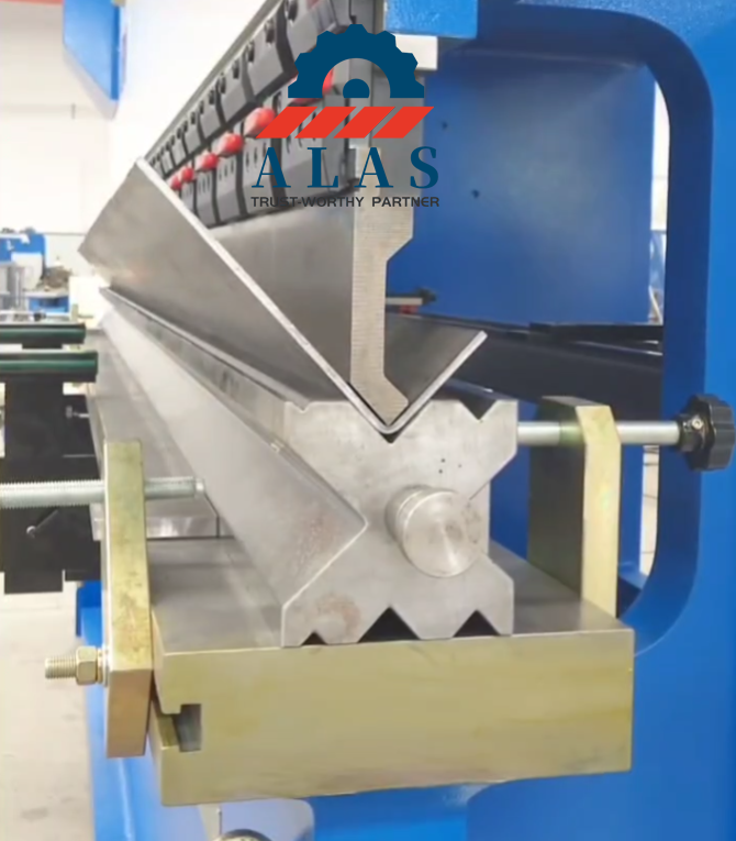 Hydraulic press brake bending thick plate with a semi gooseneck punch and multi-V die
