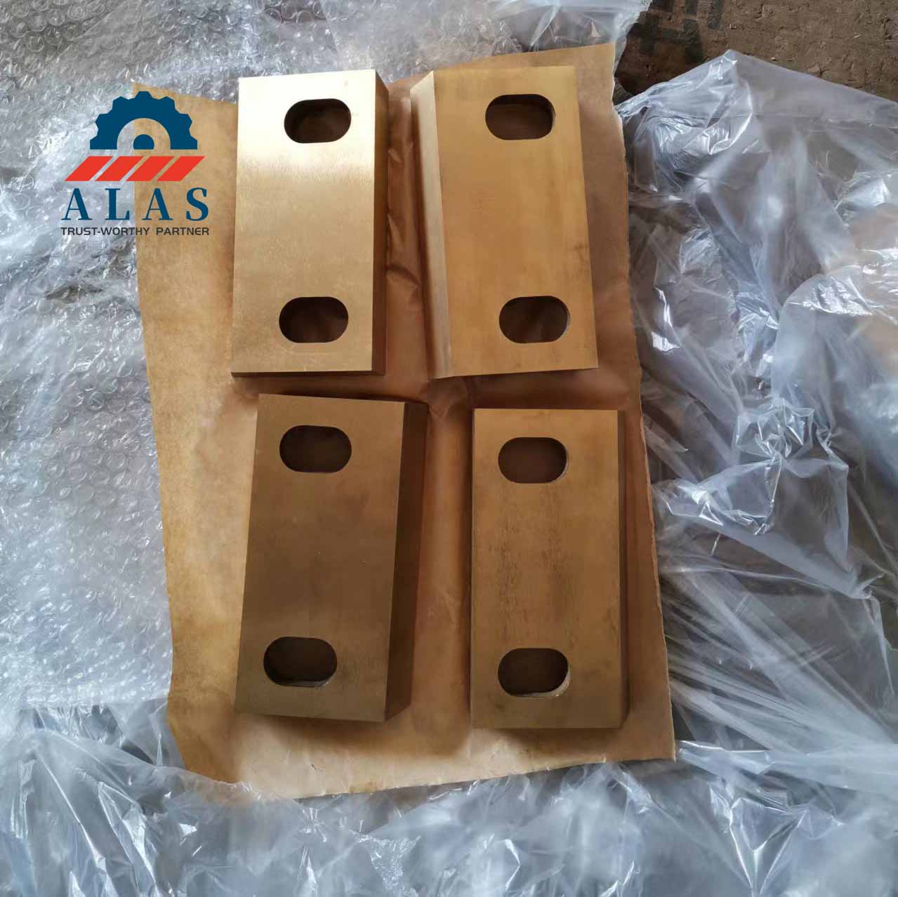 Surface-modified high-temperature flying shear knives with custom protective alloy nitriding case