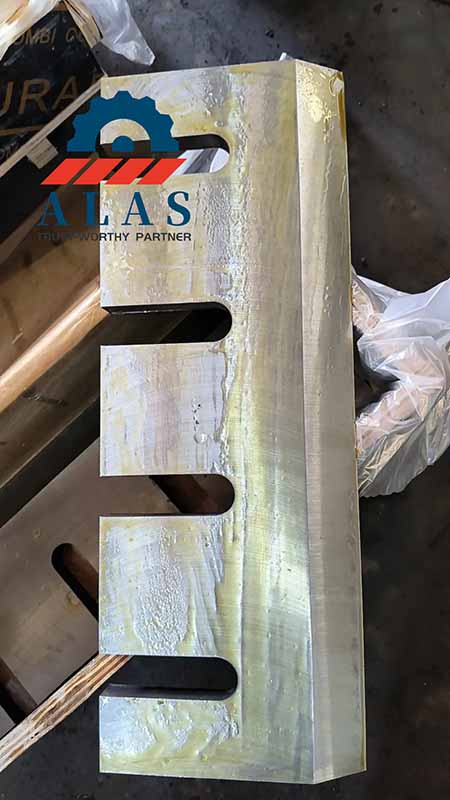 Finished high-impact replacement wood chipper knives coated with anti-rust oil for verified Vermeer and Morbark fitment testing