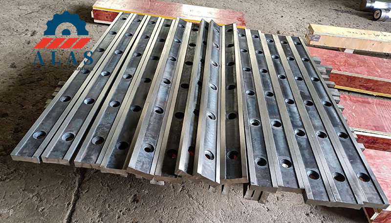 Batches of high-precision shearing knives processed via deep-subzero cryogenic quenching.