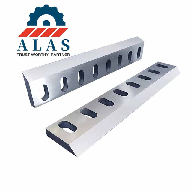 Set of flat plastic crusher blades with a straight bed knife and a single-bevel rotary knife.