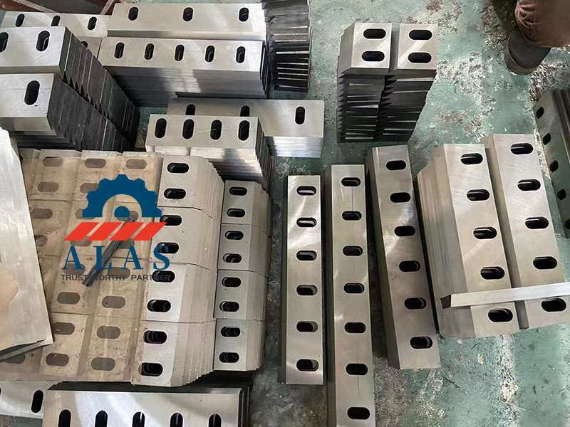Heavy-duty straight plastic granulator blades and crusher knives with oval bolt holes for recycling machines