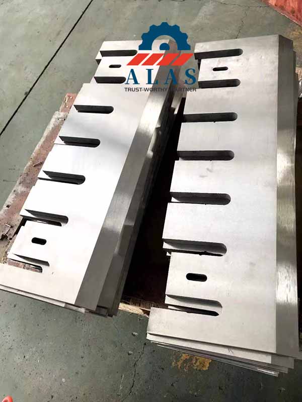 Precision ground chipper knives with strict thickness tolerance of 0.02 mm