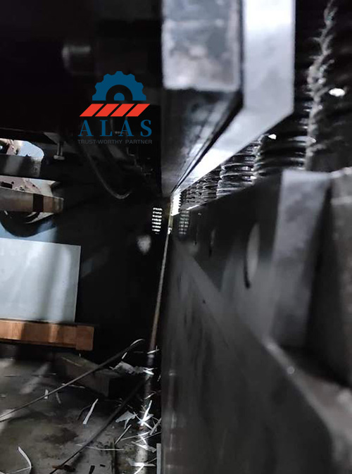 Proper blade clearance adjustment for industrial guillotine shears