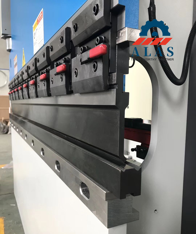 Sectionalized press brake punch and die sets installed on a CNC bending machine with quick clamping system