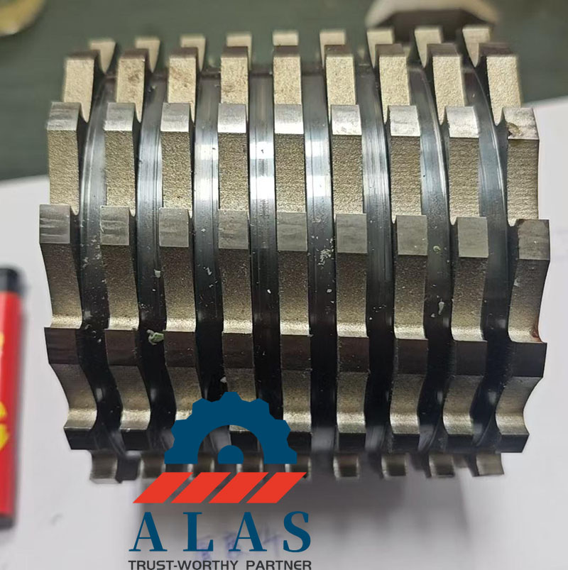 Interlocking multi-claw double shaft shredder blade shaft assembly
