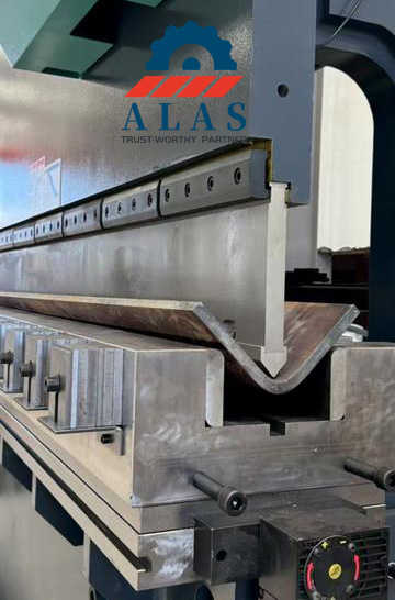 Thick steel plate bending demonstration using high-tonnage lower die