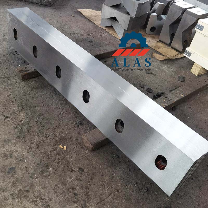 Heavy-duty high temperature shear knife segment designed to cut high-tensile metal pre-heated profiles