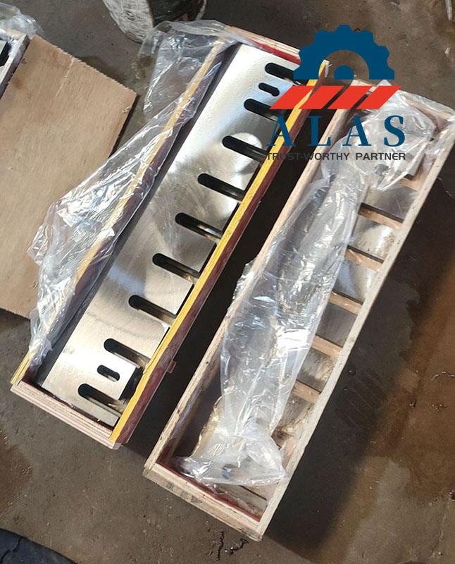 Sealed plastic and wooden crate packaging for overseas shipping of chipper blades