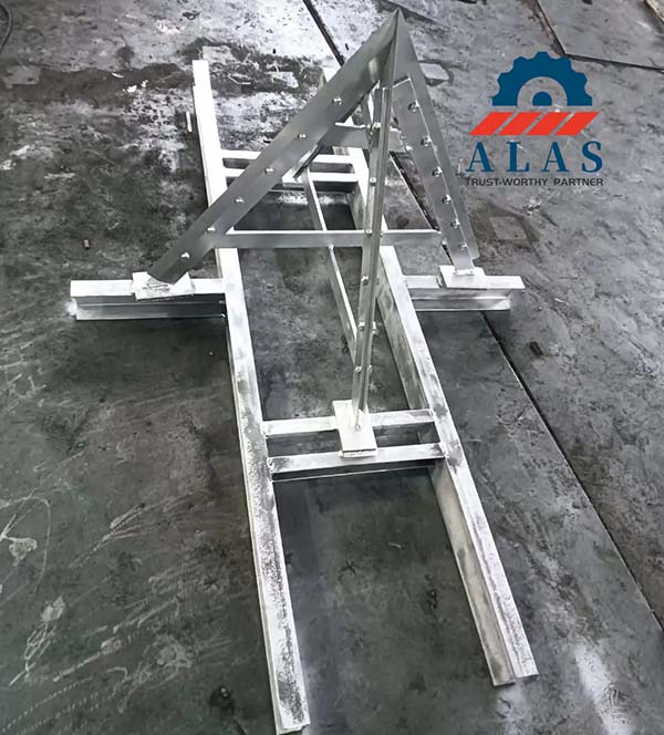 3D pyramid cross-cutting blade assembly and support frame for bulk bag discharger hoppers