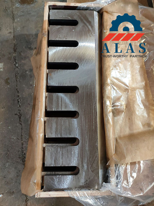 Heavy-duty industrial wood chipper blades packed in standard export wooden crates with anti-rust oiled paper wrapping