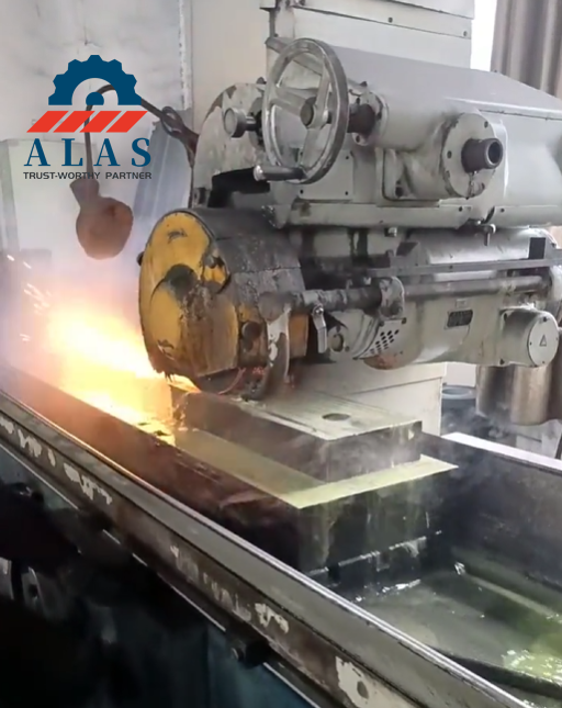 Long-bed CNC grinding machine finishing flat parallelism to prevent cutting edge friction.