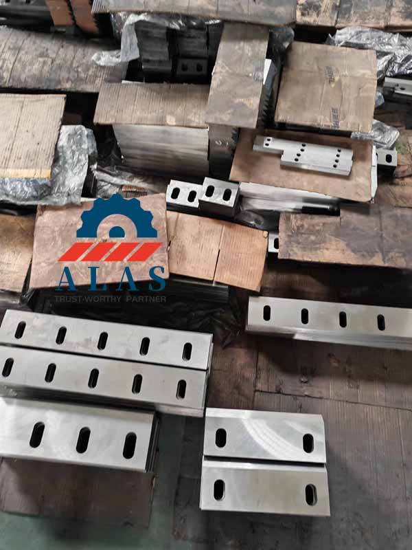 Wholesale factory inventory of precision multi-slot plastic crusher flat blades in workshop.