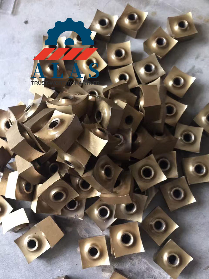 Four-sided indexable single shaft shredder blade inserts with countersunk holes