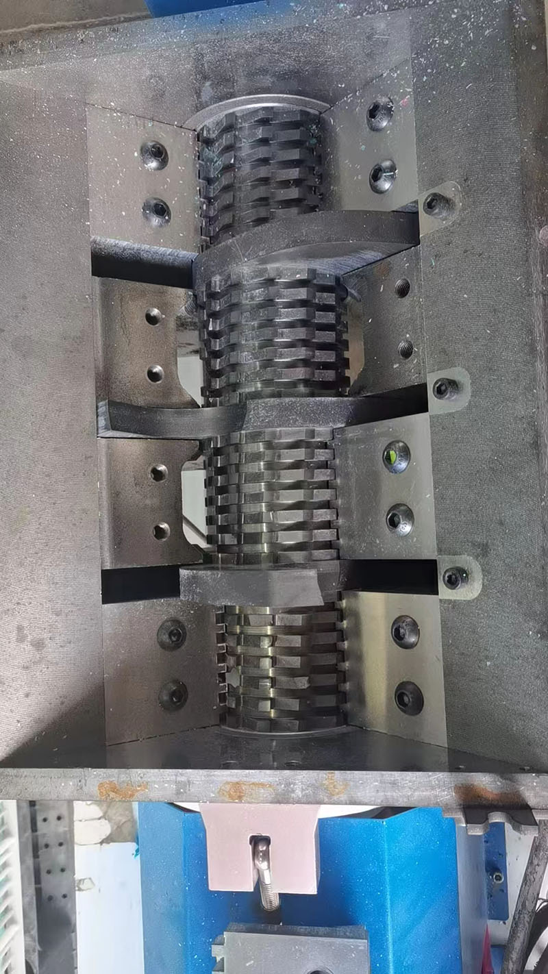 low speed shredder knives chamber view
