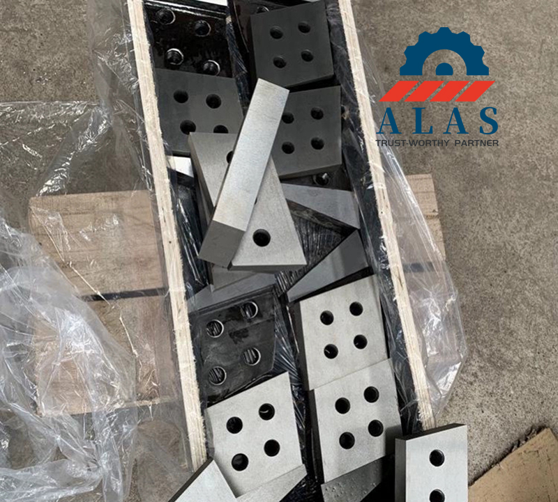 Industrial shear blades packed securely in ISPM 15 standard export wooden crate with anti-rust oil coating