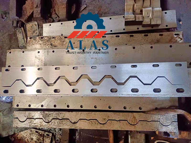 Trapezoidal roof panel profile cutting blade gap clearance adjustment
