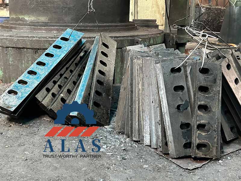 Controlled-atmosphere vacuum quenching logs for tool steel plastic crusher flat blades.