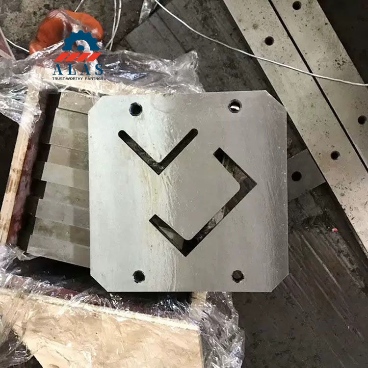 Premium D2 steel angle iron cutting blades packaged in secure wooden crates for export shipment
