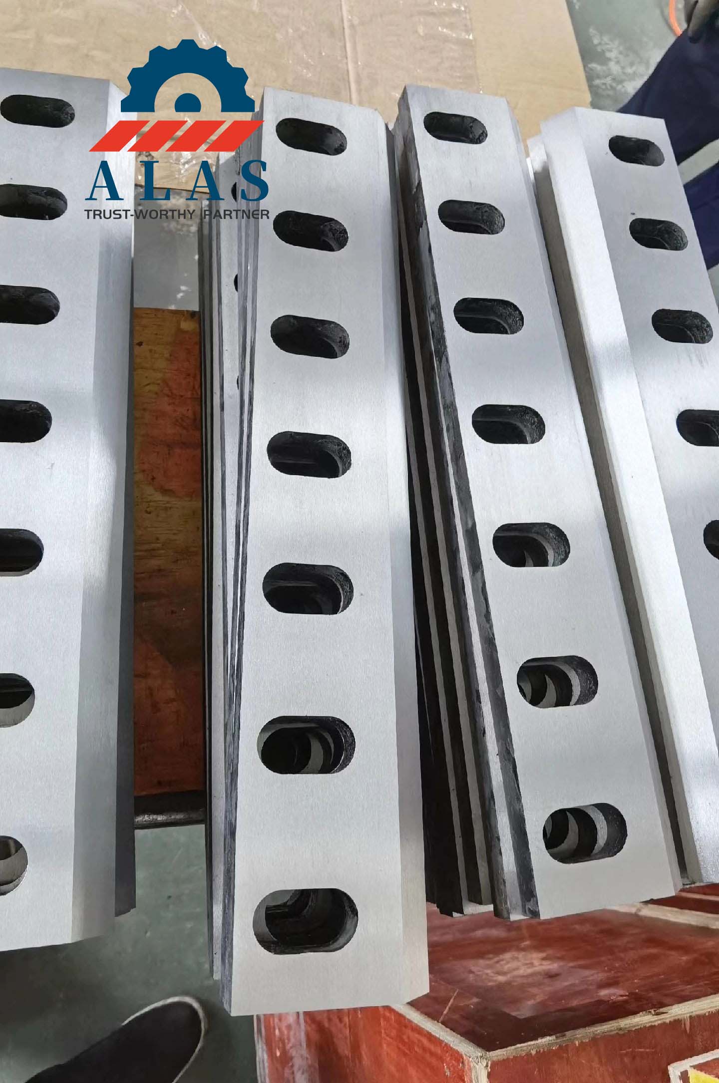 Long multi-hole plastic shredder blades and crusher knives line