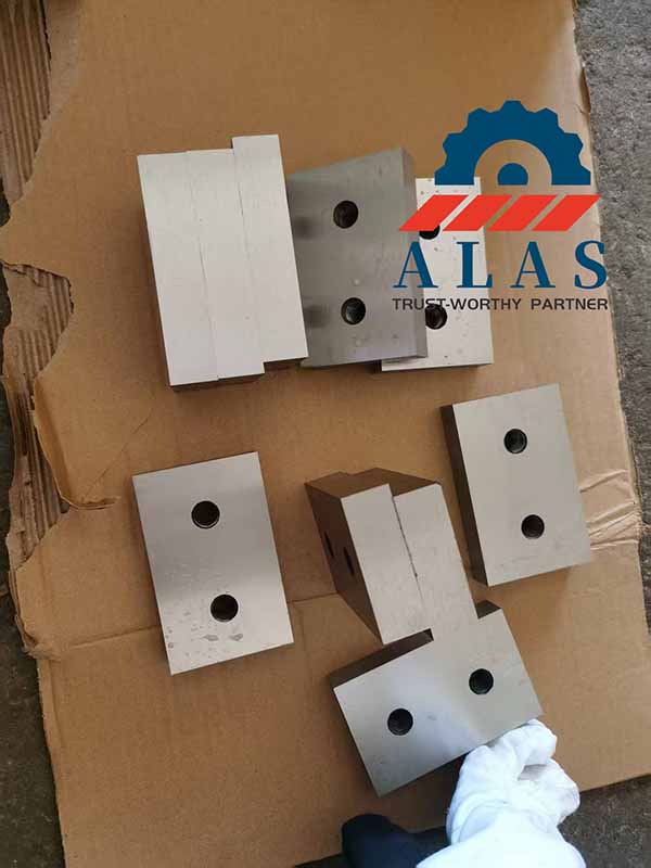 Batch production of multi-stage vacuum gas quenched D2 steel rebar cutter blades