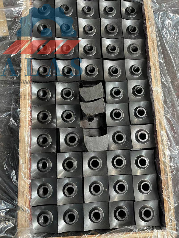 Heavy-duty sea-freight export packaging for 40x40mm shredder blades coated with anti-rust oil and individual cell compartments.
