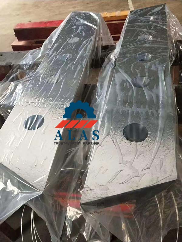 Vacuum plastic wrap airtight sealing for ground alloy steel alligator shear blades to prevent corrosion