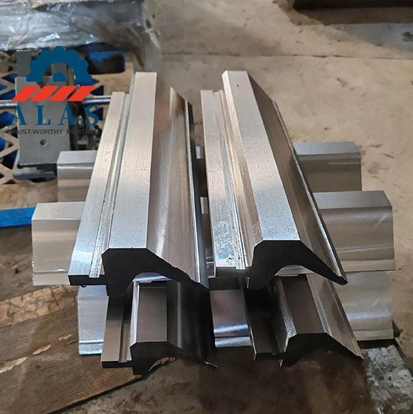 Standardized segmented bending mold modules for multi-variety sheet metal fabrication
