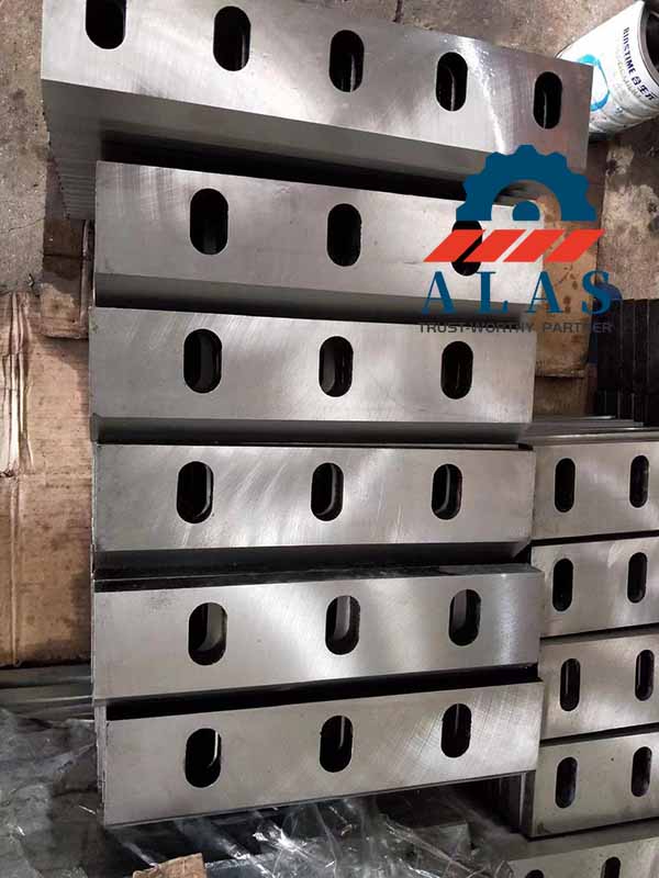 Precision-ground 3-slot flat plastic crusher machine blades with fine rake faces.