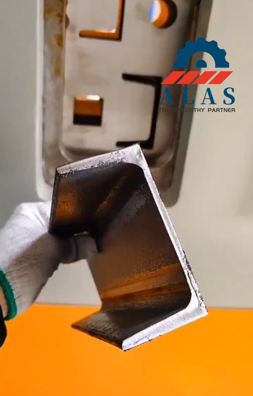 Deformation-free perpendicular cut surface on standard U-channel steel by ALAS blade.