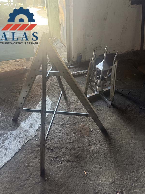 shop floor comparison between gravity pyramid and pneumatic bulk bag cutter blades